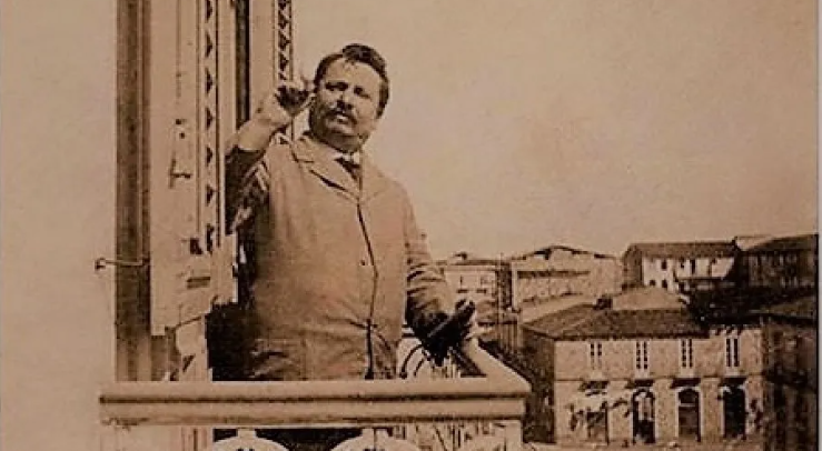 Pasoli al balcone della casa a Messina