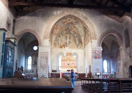 08 - L’interno con i tre archi a sesto acuto sorretti da pilastri che dividono la navata dalle absidi; sulla lunetta dell’abside centrale la Crocifissione